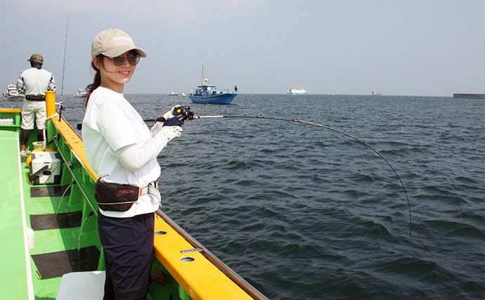 東京湾タチウオジギング釣行で指5本級ドラゴンと対面で笑顔【横浜・渡辺釣船店】