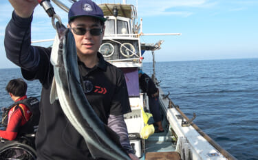 船でのフカセ釣りで良型イサキ好捕【鹿児島・金太郎】ゲストのコバンザメに…