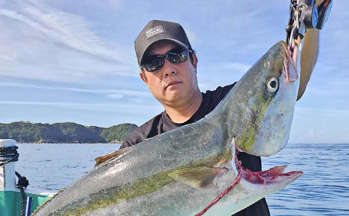 カセでのエサ釣りで9kg超ブリをキャッチ【和歌山・串本】ワラサは4匹