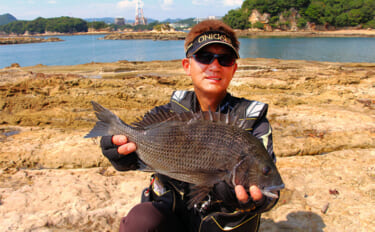 磯フカセ釣りで45cm秋チヌを手中【長崎】深ダナ狙いに特化したイエロー針が的中！