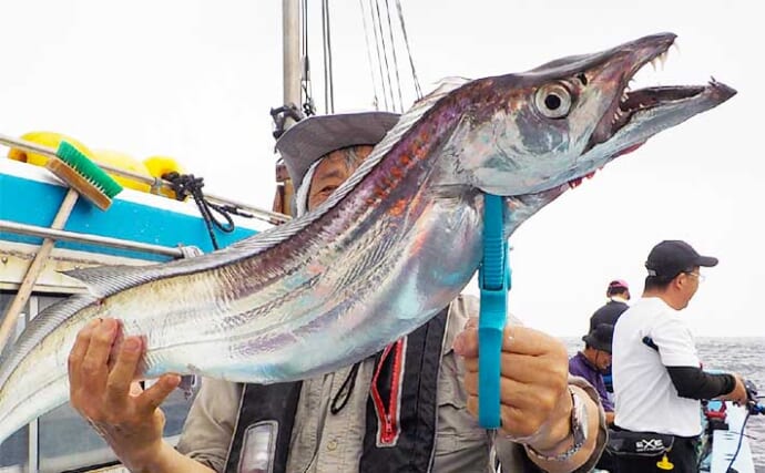 【船釣り釣果速報】テンビン仕掛けで指9本級極太タチウオをキャッチ！（愛知）