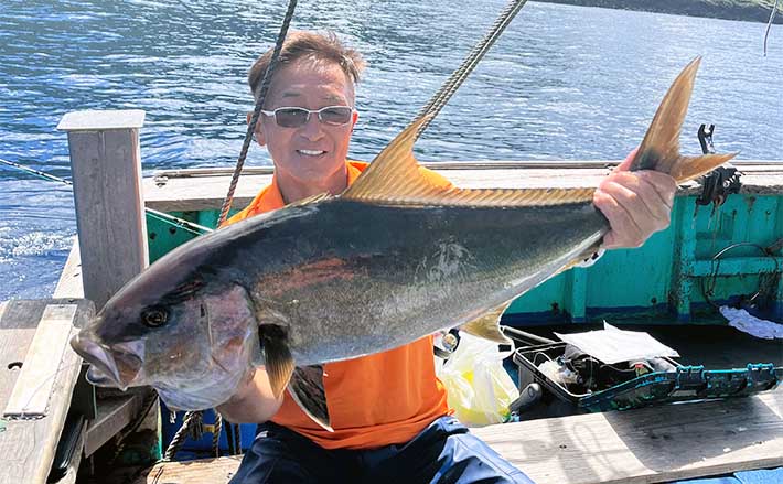 八丈島」遠征釣行で良型カンパチ全員安打に5kg超えオナガダイなど充実