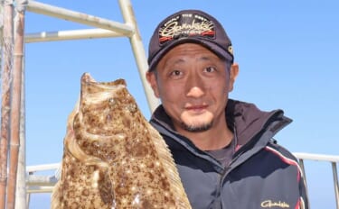 亘理沖の船ヒラメ釣りで70cm頭に釣る人4尾【宮城・大海丸】ゲストにタチウオも顔見せ