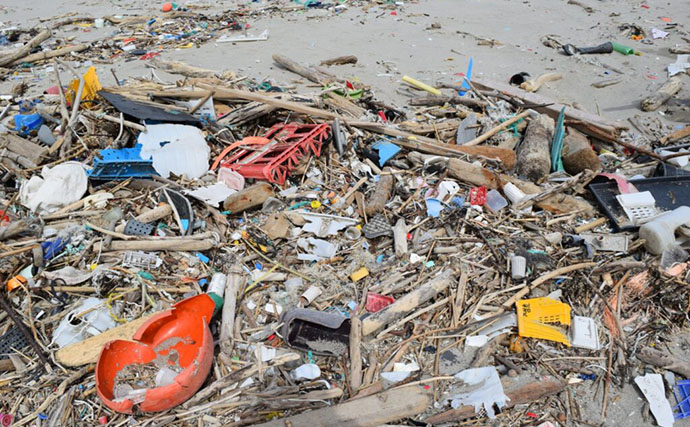 海辺のプラスチックごみを拾ってキーホルダーを作る方法　ゴミ問題を身近に感じよう