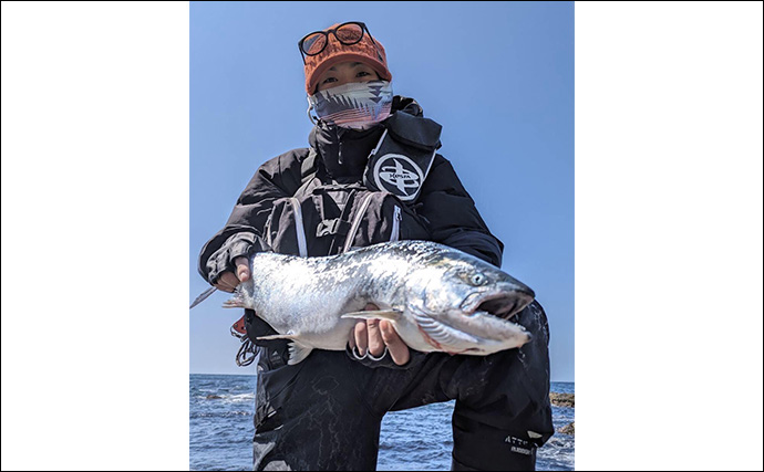 秋の堤防ロックフィッシュゲームで45cm級アイナメをキャッチ【北海道・噴火湾】軽いリグが奏功