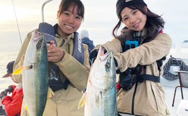 関西エリアの【船釣り特選釣果】ジギングでサワラ混じりに良型ブリ族が好反…