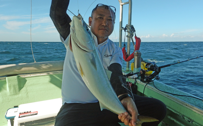 福岡沖で青物連発の落とし込み釣り【福岡・明生丸】イワシの付きよくブリやヒラマサ好捕