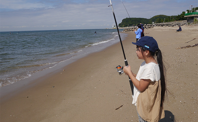 子どもたちに釣りの魅力を伝授【愛知・小野浦海岸】投げ釣り教室開催でシロギスを好捕