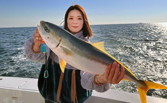 釣り人 仕事しながらブリが釣れた！」海上リモートワークを日々行うIT企業
