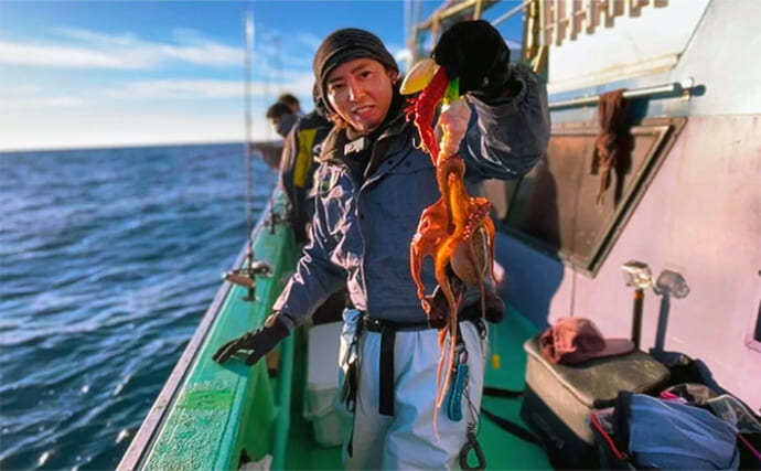 那珂湊沖エギタコ釣りで1kg超頭にマダコ6杯【茨城・仙昇丸】鶏皮チューンや黒塗りエギがアタリ？