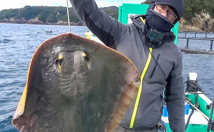 串本カセ釣りで15kg級大型ブリ堂々浮上【和歌山・南紀丸】シマアジにムロアジも好反応