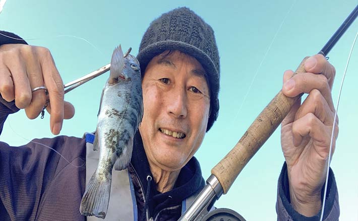 堤防フライフィッシングで18cmメバル手中【鹿児島・薄井港】ホワイトの 堤防フライフィッシングで18cmメバル手中【鹿児島・薄井港】ホワイトの