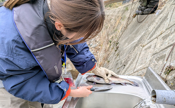 「アイドル活動よりも悔しい？」NMB48平山真衣がルアー釣りで悶絶【北田原マス釣り場】