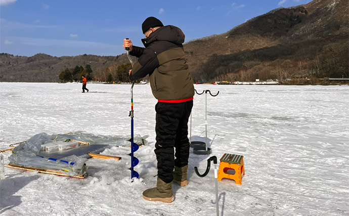 「-11℃はさすがに無理？」アンダーウェア1枚で氷上ワカサギ釣りに挑戦　快適釣行の秘訣とは？