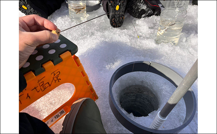 「-11℃はさすがに無理？」アンダーウェア1枚で氷上ワカサギ釣りに挑戦　快適釣行の秘訣とは？