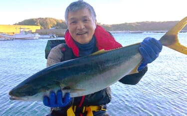 【かかり釣り最新釣果】釣ったアジを泳がせて90cmブリ堂々浮上！（三重…