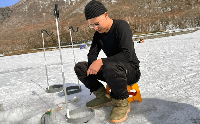 「-11℃はさすがに無理？」アンダーウェア1枚で氷上ワカサギ釣りに挑戦　快適釣行の秘訣とは？