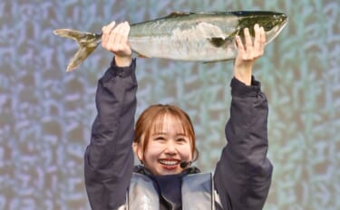 「サーモン釣ってきました！」NMB48平山真衣がステージで釣り魚を披露…