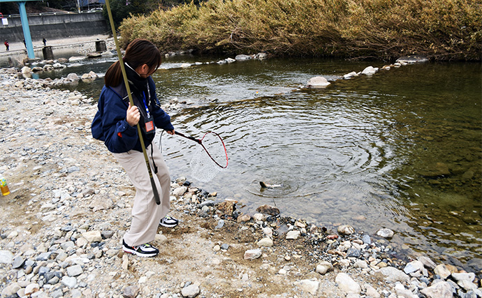 「アイドル活動よりも悔しい？」NMB48平山真衣がルアー釣りで悶絶【北田原マス釣り場】