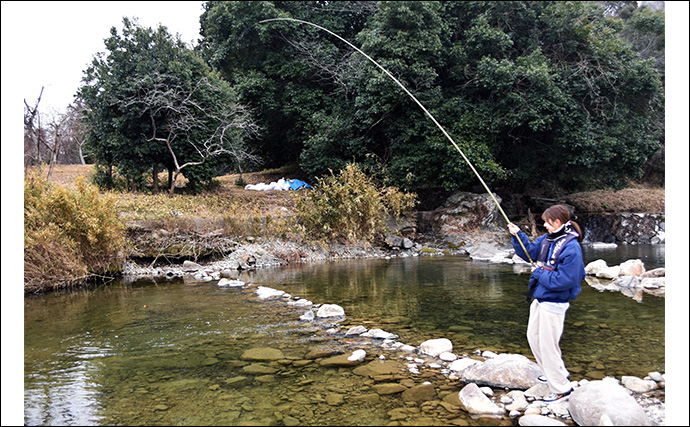 「アイドル活動よりも悔しい？」NMB48平山真衣がルアー釣りで悶絶【北田原マス釣り場】