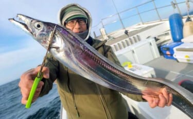 【船釣り釣果速報】島原沖のタチウオ釣りで指幅7本級ドラゴン堂々浮上！（…