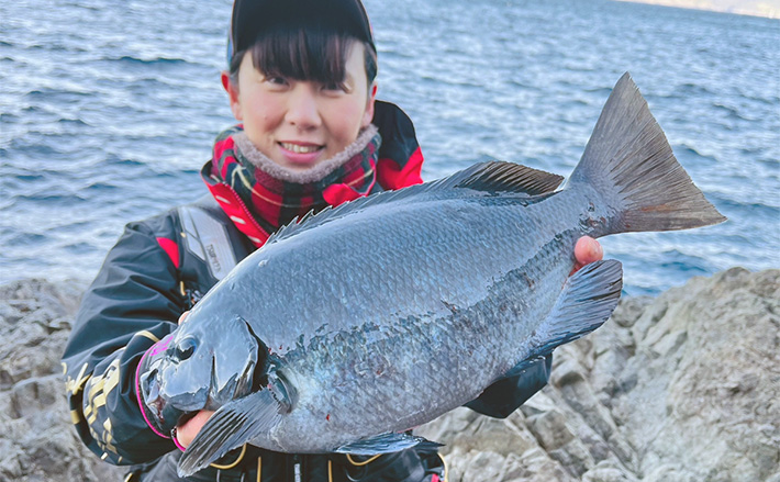 磯フカセ釣りで45cm頭にオナガクロ連打に大興奮【大分】エギングでも