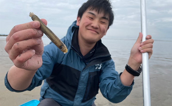 潮干狩りで「マテガイ」が大漁！【福岡・蓑島海水浴場】バターしょう油炒めに舌鼓