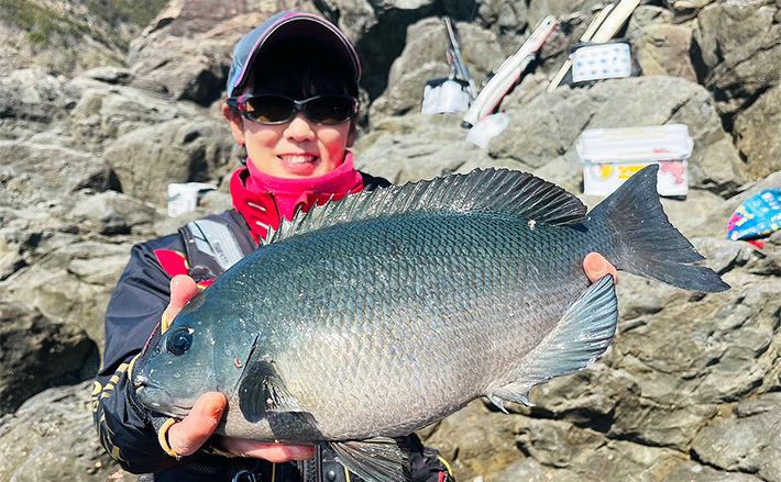 沖磯フカセ釣りで41cmクロ手中【大分・大和丸】撒きエサとさしエサを