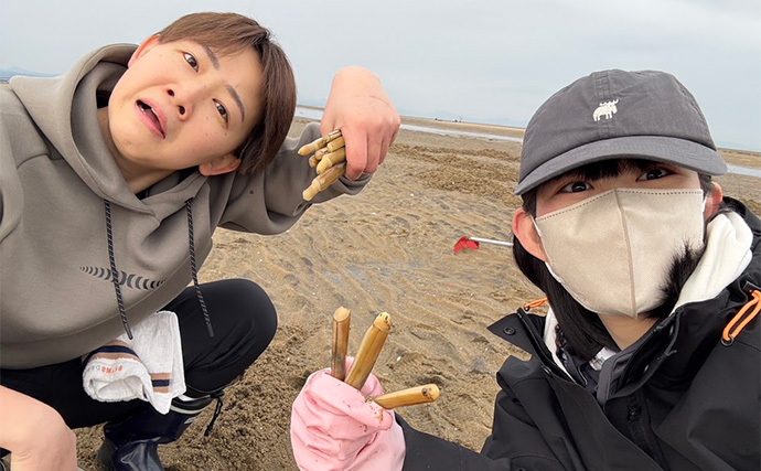潮干狩りで「マテガイ」が大漁！【福岡・蓑島海水浴場】バターしょう油炒めに舌鼓