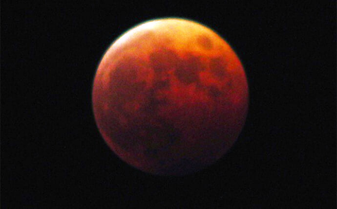 「赤月に浮かぶ黒い影の正体とは？」 夜の磯釣りで体験したちょっと怖い話