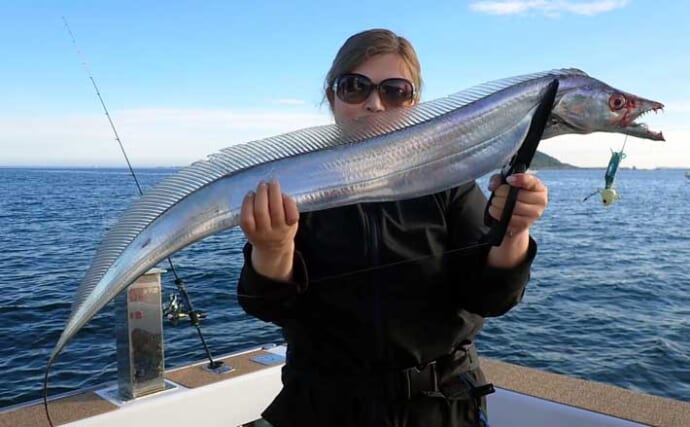 【沖釣り釣果速報】博多湾内のタチウオ便で指5本級混じりに船中トップ27尾（福岡）