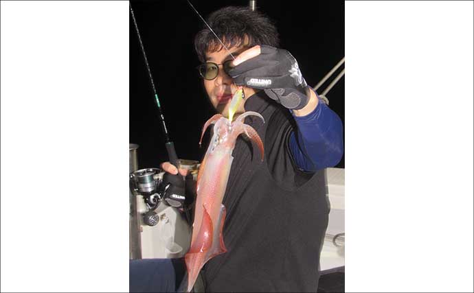 【沖釣り釣果速報】夜焚きイカ最盛期突入！　胴突きでヤリイカ100尾超え多数（福岡）