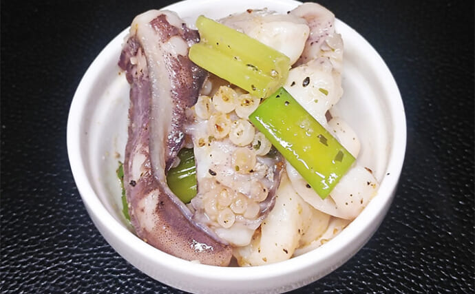 釣ったイカで作る「ハイボールにピッタリ」レシピ：イカ下足のネギ焼き