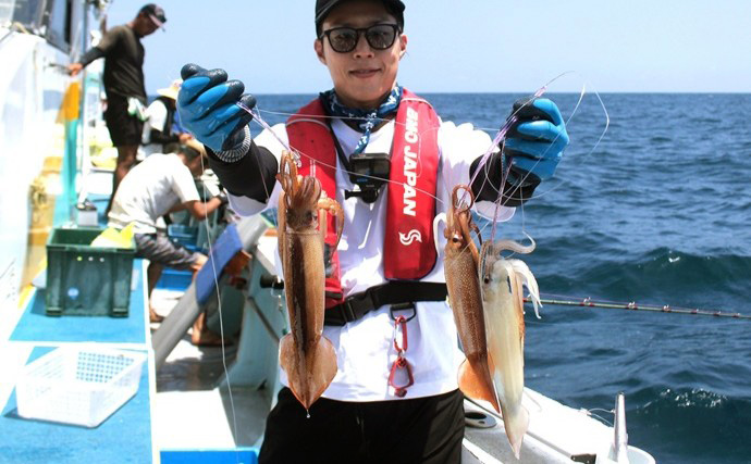 高性能リチウムイオンバッテリーがスルメイカ釣りを制す！鳥羽沖でスルメ船上干しがズラリ【三重】