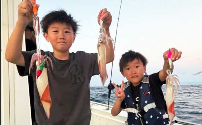 【沖釣り釣果速報】船中1000尾超えの爆釣！響灘の夜焚きイカが最盛期（福岡）