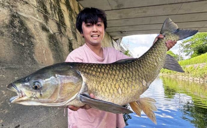 野菜の「オクラ」を川に流したら1メーター超えの巨大怪魚が釣れた！【筑後川】