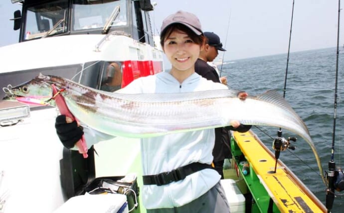 東京湾の夏タチウオジギングで120cm級ヒット！【神奈川】ピンク＆赤金カラーが好反応