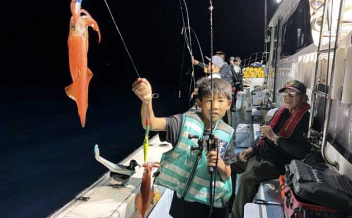 【沖釣り釣果速報】小学生も70尾ゲット！呼子沖の夜焚きイカ釣りで入れ食いラッシュ（長崎・佐賀）