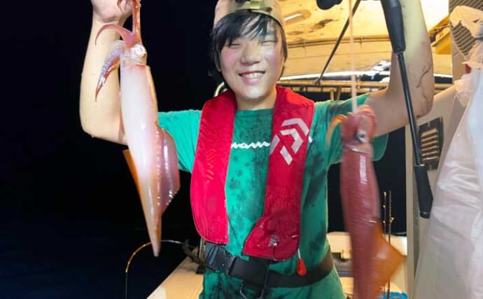 【沖釣り釣果速報】釣る人180尾！玄界灘の夜焚きイカ釣りでダブル・トリプル連発（福岡）