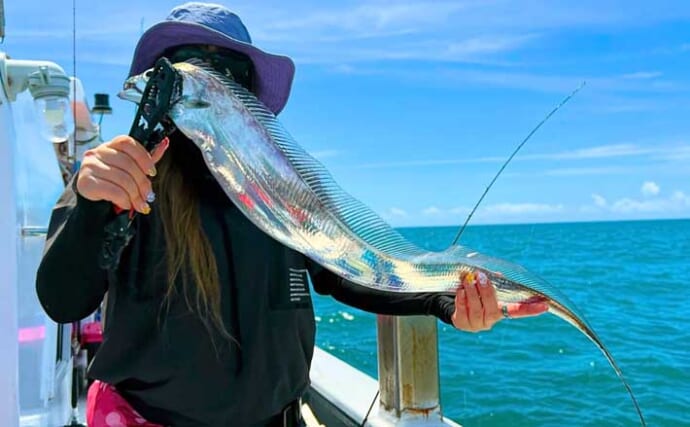 アジ＆タチウオのリレー釣りでギガアジに指5本級タチウオ好捕！【浜松・釣華丸】