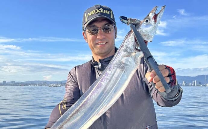 博多湾のテンヤタチウオ釣りで指幅5本級の良型を手中【福岡】デジ巻き＆浅ダナ攻略が奏功