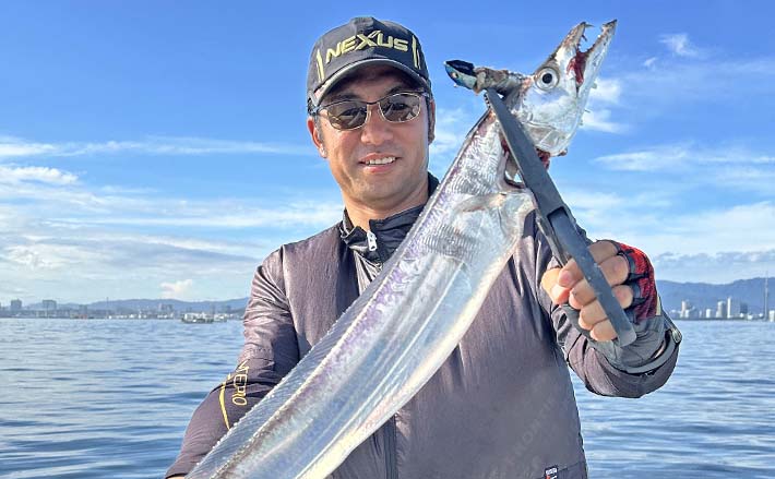 博多湾のテンヤタチウオ釣りで指幅5本級の良型を手中【福岡】デジ巻き