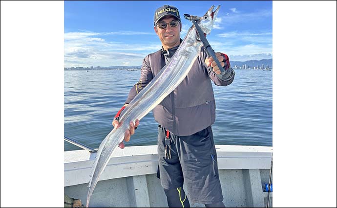 博多湾のテンヤタチウオ釣りで指幅5本級の良型を手中【福岡】デジ巻き＆浅ダナ攻略が奏功