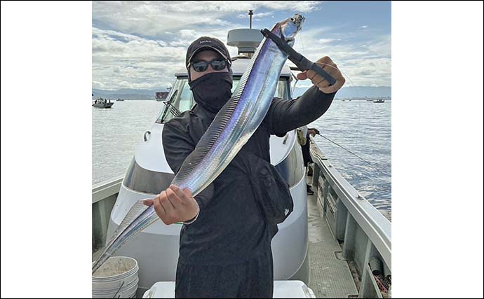 博多湾のテンヤタチウオ釣りで指幅5本級の良型を手中【福岡】デジ巻き＆浅ダナ攻略が奏功