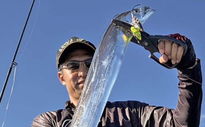 博多湾のテンヤタチウオ釣りで指幅6本サイズを筆頭に良型連発！【福岡】船中トップは20尾