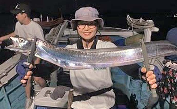 博多湾のテンヤタチウオ釣りで全員安打！【福岡】指6本ドラゴンも登場し50尾超えを達成