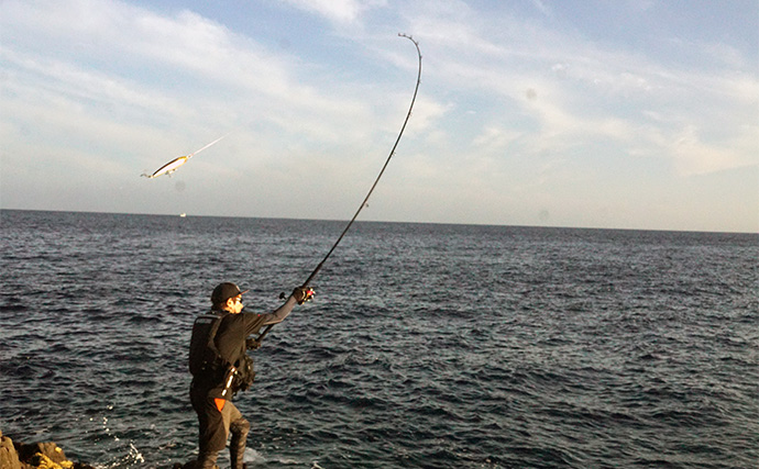 「爆飛びルアーで攻略！」トップで大型魚を狙う【ロックショアゲーム最前線】