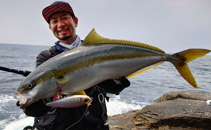 爆飛びルアーで攻略！」トップで大型魚を狙う【ロックショアゲーム最