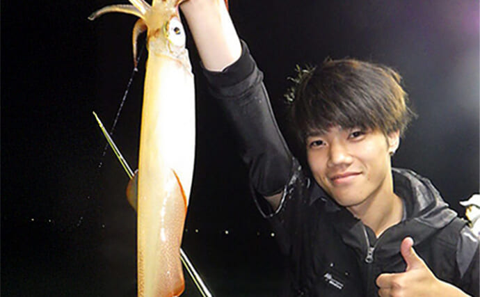 【沖釣り釣果速報】釣る人110尾超え！大分沖の夜焚きイカ釣りで大型ケンサキイカ連発（大分・熊本）