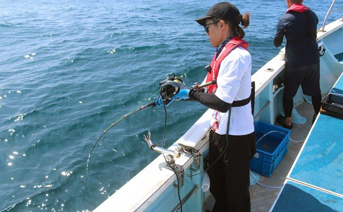 高性能リチウムイオンバッテリーがスルメイカ釣りを制す！鳥羽沖でスルメ船上干しがズラリ【三重】